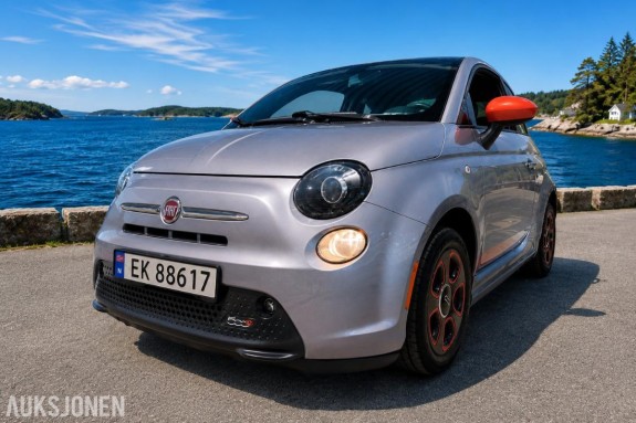 2014 Fiat 500E cruisekontroll parkeringssensor lav km 79 000km